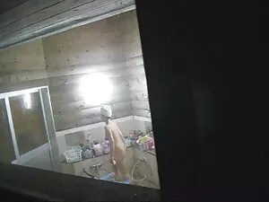 他折磨Kimmy的乳头。 高清代词管